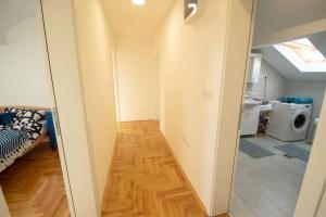 Spacious, central and luxury flat with great view!的休息区