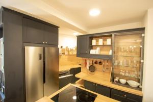 Spacious, central and luxury flat with great view!的厨房或小厨房