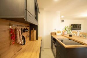 Spacious, central and luxury flat with great view!的厨房或小厨房