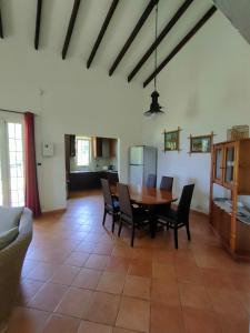 - une salle à manger avec une table et des chaises dans l'établissement Villa Luana Yuna, Au Cap