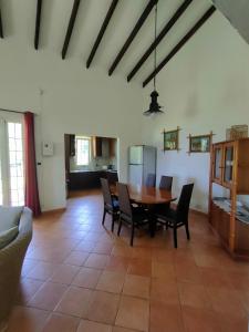 comedor con mesa y sillas en Villa Luana Yuna, en Au Cap