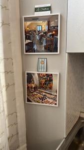 dos fotos en la pared de un restaurante en Apartment Nicole en Menaggio