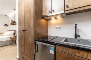 纳克索乔拉Galazia Boutique Apartments的带水槽和台面的厨房