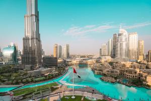 Blick auf eine Stadt mit Fluss und Wolkenkratzern in der Unterkunft Elite Royal Apartment - Full Burj Khalifa and Fountain View - Caesar in Dubai