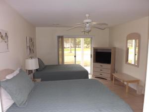 um quarto com 2 camas e uma televisão de ecrã plano em Close to Beach Brunswick Plantation Condo 2302M with 27 Hole Golf Course Onsite condo em Calabash