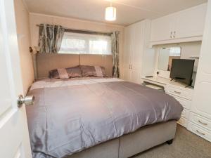 Postel nebo postele na pokoji v ubytování The Goodwood Annex