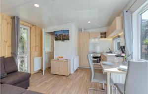 eine Küche und ein Wohnzimmer mit einem Tisch und einer Couch in der Unterkunft Tiny Haus 32 Am Brombachsee in Pleinfeld