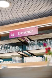 un negozio con un cartello che legge "drinkbar" su uno scaffale di Bielefeld JBB Jugendgästehaus a Bielefeld