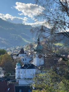 vistas a una ciudad con un edificio blanco en Kerschbaumer.Apartments en Waidhofen an der Ybbs