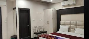 Gulta vai gultas numurā naktsmītnē Shri Halwai Hotel Association & Lodge Gondia By WB Inn