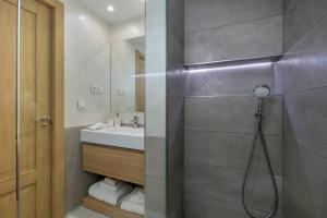 A bathroom at New & Beautiful Apt walk to the beach - RDR251 Még 15 kép