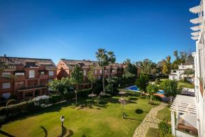 une vue aérienne sur une cour dans un quartier résidentiel dans l'établissement New & Beautiful Apt walk to the beach - RDR251, à Marbella