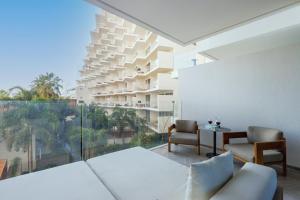 sala de estar con sofá blanco y ventana grande en Five Palm - Residential 2 BR Suite with Private Beach -Livbnb en Dubái