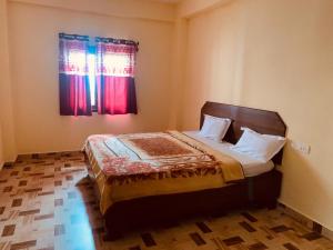 sypialnia z łóżkiem i oknem w obiekcie Le Grace Apoorva w mieście Kodaikānāl