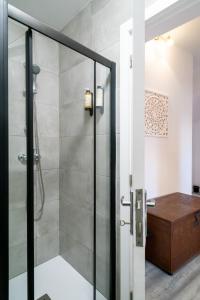 um chuveiro com uma porta de vidro na casa de banho em Porto River House no Porto