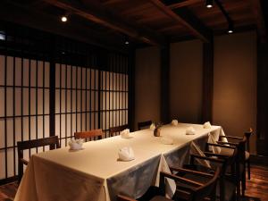 長浜市にある和乃リトリートひといきのテーブルと椅子(白いテーブルクロス付)が備わる客室です。