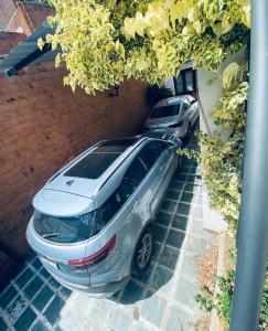 dwa samochody zaparkowane przed budynkiem w obiekcie Casa Rocamora - Victoria Entre Ríos w mieście Victoria