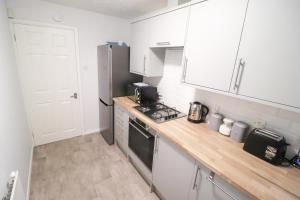 Η κουζίνα ή μικρή κουζίνα στο Chic 2BR Flat in Bishop's Stortford