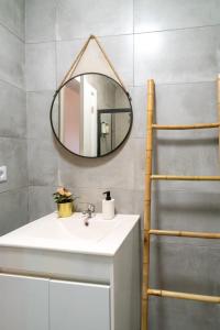uma casa de banho com um lavatório e um espelho em Porto River House no Porto