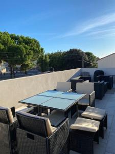 stół i krzesła na dachu w obiekcie Belle maison 100m2 avec terrasse et parking privé w Béziers