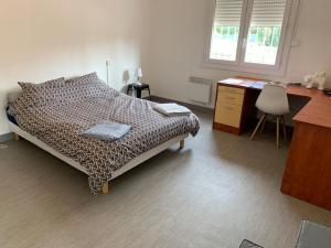 sypialnia z łóżkiem, biurkiem i biurkiem w obiekcie Belle maison 100m2 avec terrasse et parking privé w Béziers