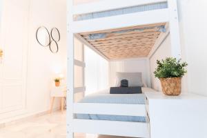 1 dormitorio con litera en una habitación blanca en Downtown Apartment (4 bedrooms, 2 bathrooms, wifi), en Sevilla