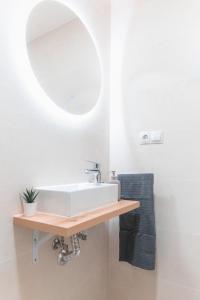 y baño con lavabo blanco y espejo. en Downtown Apartment (4 bedrooms, 2 bathrooms, wifi), en Sevilla