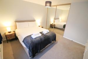 Uma cama ou camas num quarto em Chic 2BR Flat in Bishop's Stortford