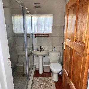 uma pequena casa de banho com WC e lavatório em Farm stay at Thyme Cottage on Haldon Estate em Bloemfontein