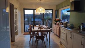 cocina con mesa y sillas y comedor en Chilowen - Happy House en Inverkeithing