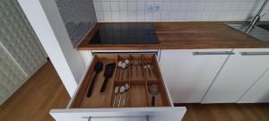 uma cozinha com uma gaveta com utensílios em Good-And-Night em Neuss