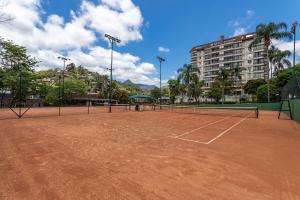 a tennis court with two tennis rackets on it at Loft moderno Granja Brasil Coração de Itaipava in Itaipava