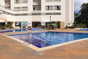 ein Schwimmbad vor einem Gebäude in der Unterkunft Park Veredas - 1 Quarto - TURISMO in Rio Quente