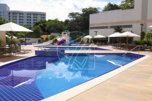 einem Pool mit Wasserrutsche in einem Gebäude in der Unterkunft Park Veredas - 1 Quarto - TURISMO in Rio Quente