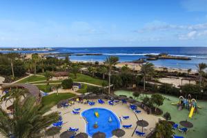 נוף של הבריכה ב-Elba Carlota Beach & Golf Resort או בסביבה