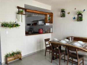 a dining room with a table and chairs and a kitchen at Casa vacacional familiar in Naranjo