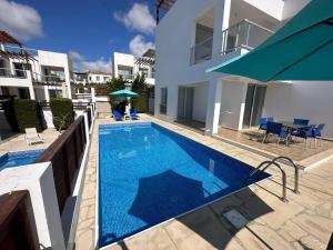 uma piscina em frente a um edifício em Villa Aqua Sunrise 1km From Beach With Sea Views em Coral Bay