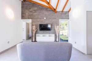 TV a/nebo společenská místnost v ubytování villa de prestige Anse ka'nel