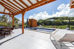 Bazén v ubytování villa de prestige Anse ka'nel nebo v jeho okolí