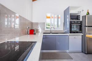 Kuchyň nebo kuchyňský kout v ubytování villa de prestige Anse ka'nel