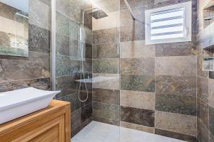 Koupelna v ubytování villa de prestige Anse ka'nel