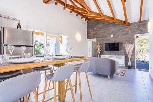 eine Küche und ein Esszimmer mit einem Tisch und Stühlen in der Unterkunft villa de prestige Anse ka'nel in Le Moule
