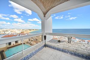 balkon z widokiem na ocean w obiekcie Boa Vista Hotel & Spa - Adults Only w Albufeirze