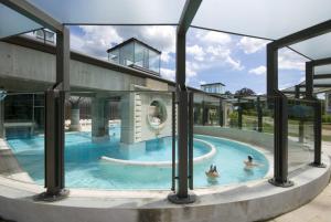 - une piscine avec des personnes à l'eau dans l'établissement L'AQUAE - Parking - Wifi - Netflix, à Aix-les-Bains