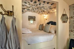 a small bedroom with a bed in a room at Finest Retreats - Shrawardine Train Carriage in Shrawardine