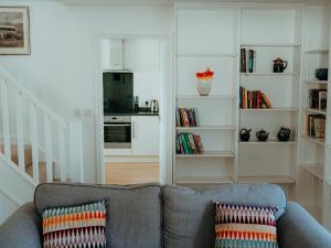 ein Wohnzimmer mit Couch und Küche in der Unterkunft The Coach House Barn in Shrewsbury