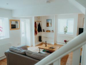 ein Wohnzimmer mit Sofa und Tisch in der Unterkunft The Coach House Barn in Shrewsbury