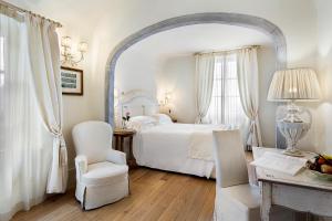 Postel nebo postele na pokoji v ubytování Monastero di Cortona Hotel & Spa