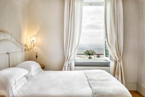 Postel nebo postele na pokoji v ubytování Monastero di Cortona Hotel & Spa