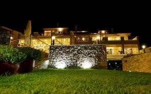 伊利雅伊利亚马雷酒店的夜晚灯火通明的大楼